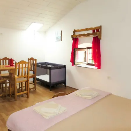 Holiday Haus Zid *